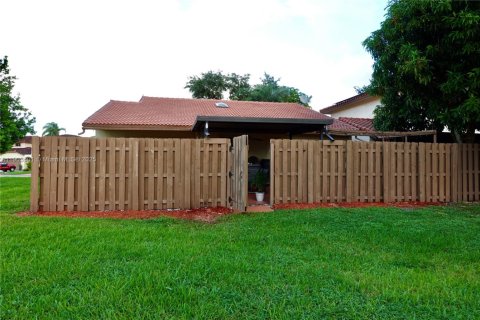 Adosado en venta en Hialeah, Florida, 3 dormitorios, 149.76 m2 № 1954956 - foto 6