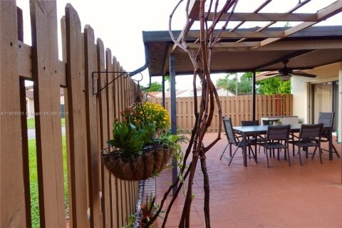 Adosado en venta en Hialeah, Florida, 3 dormitorios, 149.76 m2 № 1954956 - foto 23
