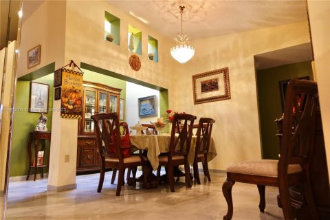 Adosado en venta en Hialeah, Florida, 3 dormitorios, 149.76 m2 № 1954956 - foto 13