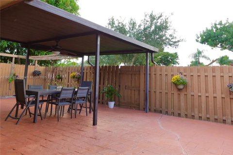 Adosado en venta en Hialeah, Florida, 3 dormitorios, 149.76 m2 № 1954956 - foto 22