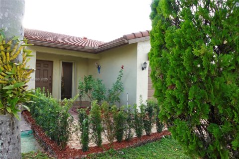 Adosado en venta en Hialeah, Florida, 3 dormitorios, 149.76 m2 № 1954956 - foto 11