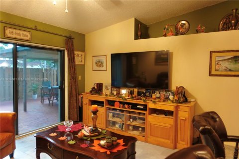 Adosado en venta en Hialeah, Florida, 3 dormitorios, 149.76 m2 № 1954956 - foto 25