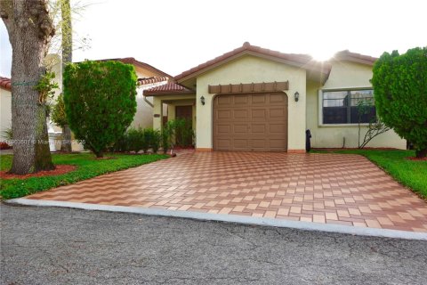 Adosado en venta en Hialeah, Florida, 3 dormitorios, 149.76 m2 № 1954956 - foto 1