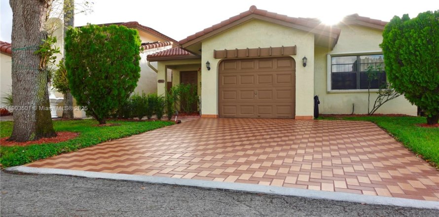 Adosado en Hialeah, Florida 3 dormitorios, 149.76 m2 № 1954956