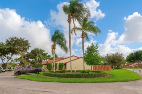Adosado en venta en Hialeah, Florida, 3 dormitorios, 149.76 m2 № 1954956 - foto 2