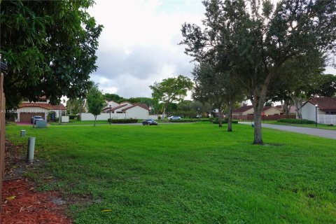 Adosado en venta en Hialeah, Florida, 3 dormitorios, 149.76 m2 № 1954956 - foto 10
