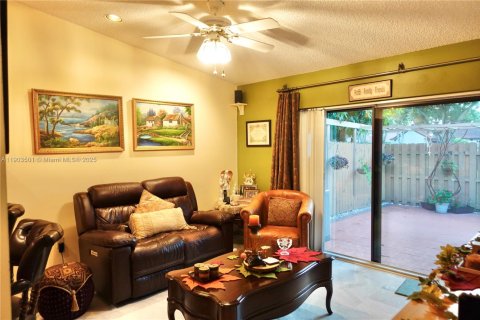 Adosado en venta en Hialeah, Florida, 3 dormitorios, 149.76 m2 № 1954956 - foto 24