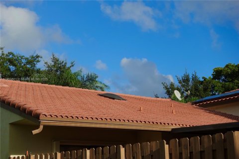 Adosado en venta en Hialeah, Florida, 3 dormitorios, 149.76 m2 № 1954956 - foto 7