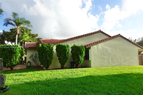 Adosado en venta en Hialeah, Florida, 3 dormitorios, 149.76 m2 № 1954956 - foto 8