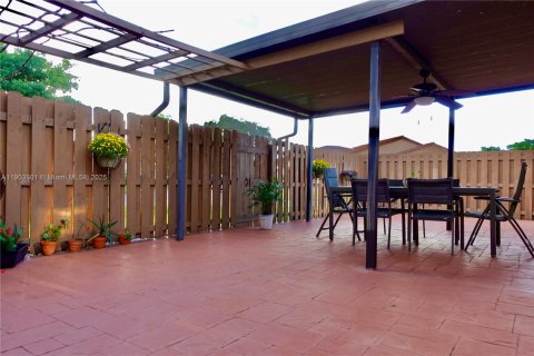 Adosado en venta en Hialeah, Florida, 3 dormitorios, 149.76 m2 № 1954956 - foto 20