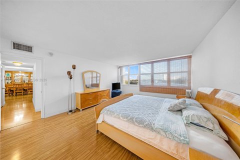 Condominio en alquiler en Hallandale Beach, Florida, 2 dormitorios, 109.25 m2 № 2044080 - foto 17