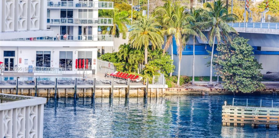 Condominio en Hallandale Beach, Florida, 2 dormitorios  № 2044080