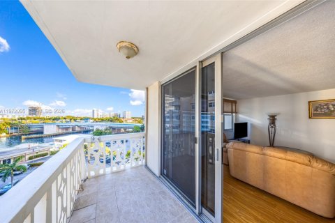Condominio en alquiler en Hallandale Beach, Florida, 2 dormitorios, 109.25 m2 № 2044080 - foto 25