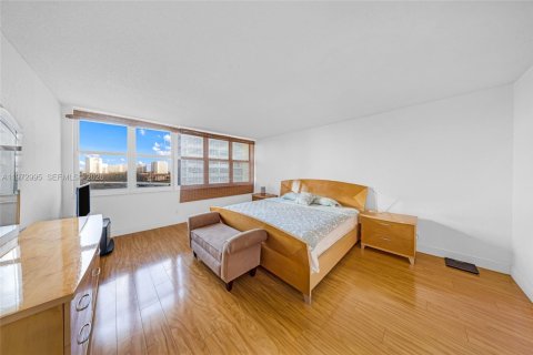 Condominio en alquiler en Hallandale Beach, Florida, 2 dormitorios, 109.25 m2 № 2044080 - foto 16