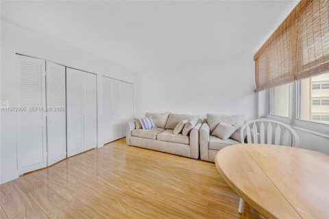 Condominio en alquiler en Hallandale Beach, Florida, 2 dormitorios, 109.25 m2 № 2044080 - foto 15