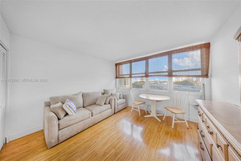 Condominio en alquiler en Hallandale Beach, Florida, 2 dormitorios, 109.25 m2 № 2044080 - foto 13