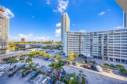 Condominio en alquiler en Hallandale Beach, Florida, 2 dormitorios, 109.25 m2 № 2044080 - foto 26