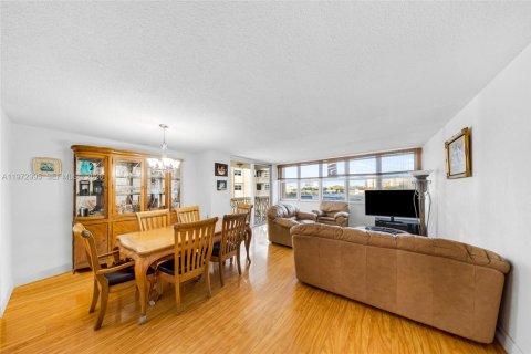 Condominio en alquiler en Hallandale Beach, Florida, 2 dormitorios, 109.25 m2 № 2044080 - foto 2