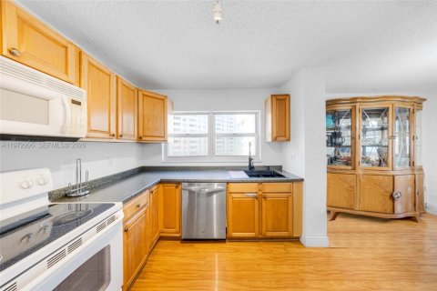 Condominio en alquiler en Hallandale Beach, Florida, 2 dormitorios, 109.25 m2 № 2044080 - foto 5
