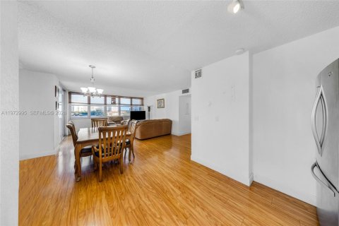 Condominio en alquiler en Hallandale Beach, Florida, 2 dormitorios, 109.25 m2 № 2044080 - foto 6