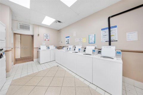 Condominio en alquiler en Hallandale Beach, Florida, 2 dormitorios, 109.25 m2 № 2044080 - foto 23