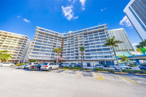 Condominio en alquiler en Hallandale Beach, Florida, 2 dormitorios, 109.25 m2 № 2044080 - foto 28