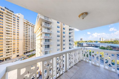 Condominio en alquiler en Hallandale Beach, Florida, 2 dormitorios, 109.25 m2 № 2044080 - foto 24