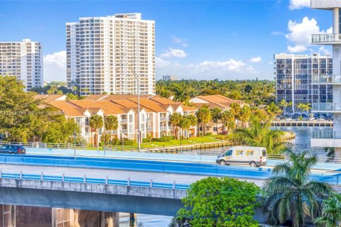 Condominio en alquiler en Hallandale Beach, Florida, 2 dormitorios, 109.25 m2 № 2044080 - foto 27