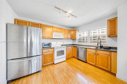 Condominio en alquiler en Hallandale Beach, Florida, 2 dormitorios, 109.25 m2 № 2044080 - foto 3