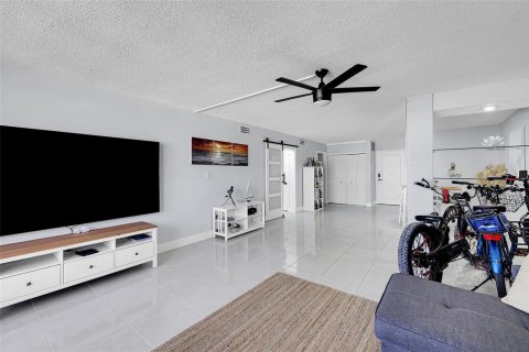 Condo in Hollywood, Florida, 1 bedroom  № 2182943 - photo 24