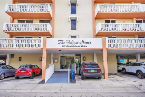 Condo in Hollywood, Florida, 1 bedroom  № 2182943 - photo 2