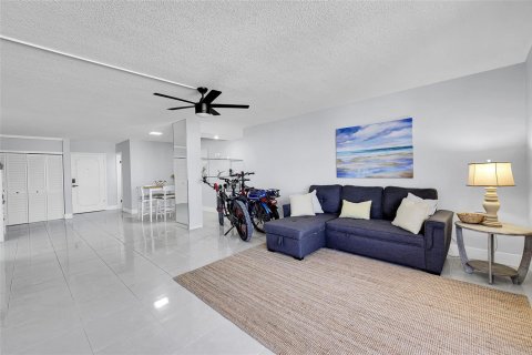 Condo in Hollywood, Florida, 1 bedroom  № 2182943 - photo 25