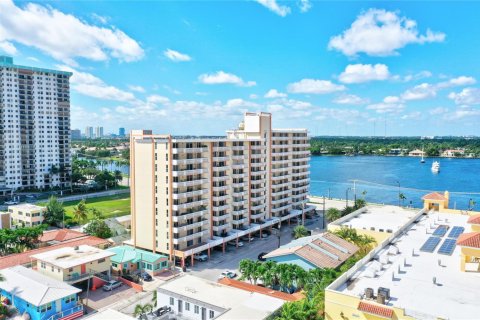 Condo in Hollywood, Florida, 1 bedroom  № 2182943 - photo 4