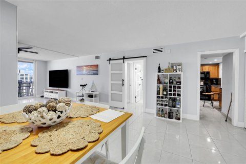 Condo in Hollywood, Florida, 1 bedroom  № 2182943 - photo 17