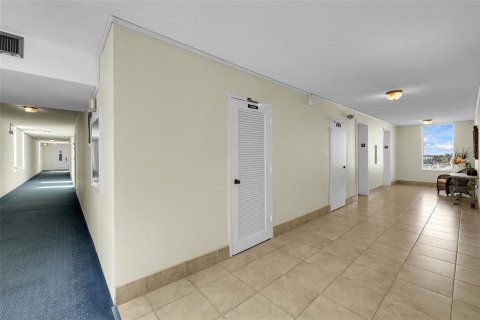 Condo in Hollywood, Florida, 1 bedroom  № 2182943 - photo 11