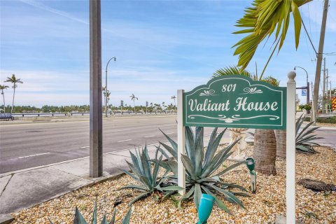 Condo in Hollywood, Florida, 1 bedroom  № 2182943 - photo 3