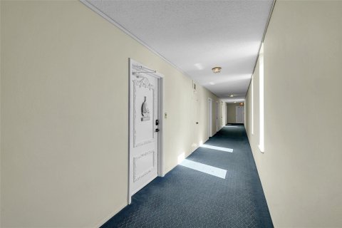 Condo in Hollywood, Florida, 1 bedroom  № 2182943 - photo 13