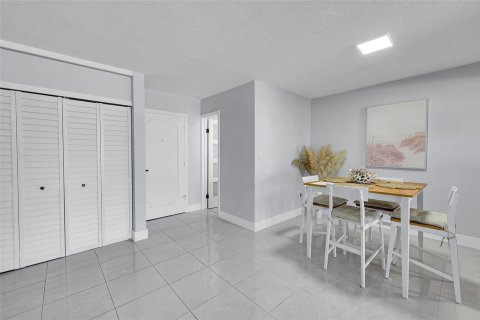 Condo in Hollywood, Florida, 1 bedroom  № 2182943 - photo 14