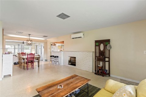 House in Hollywood, Florida 3 bedrooms, 141.95 sq.m. № 1925075 - photo 7