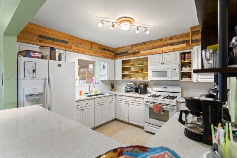 House in Hollywood, Florida 3 bedrooms, 141.95 sq.m. № 1925075 - photo 26