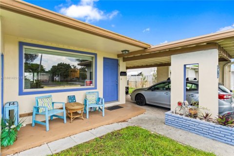 House in Hollywood, Florida 3 bedrooms, 141.95 sq.m. № 1925075 - photo 2