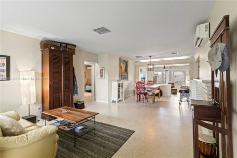 House in Hollywood, Florida 3 bedrooms, 141.95 sq.m. № 1925075 - photo 1