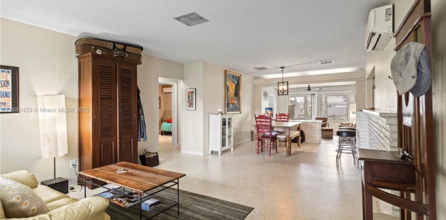 House in Hollywood, Florida 3 bedrooms, 141.95 sq.m. № 1925075