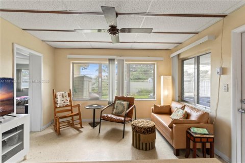 House in Hollywood, Florida 3 bedrooms, 141.95 sq.m. № 1925075 - photo 17