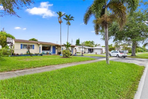 House in Hollywood, Florida 3 bedrooms, 141.95 sq.m. № 1925075 - photo 9