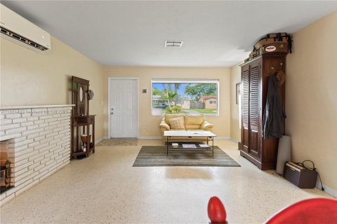 House in Hollywood, Florida 3 bedrooms, 141.95 sq.m. № 1925075 - photo 6