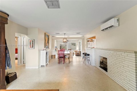 House in Hollywood, Florida 3 bedrooms, 141.95 sq.m. № 1925075 - photo 4