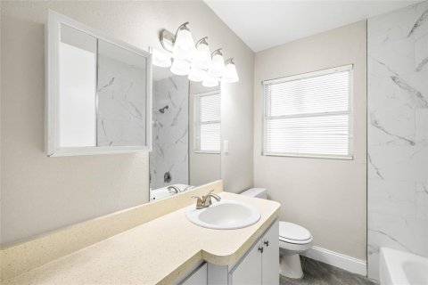 House in Tampa, Florida 4 bedrooms, 128.67 sq.m. № 2167305 - photo 23