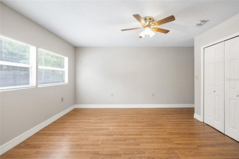 House in Tampa, Florida 4 bedrooms, 128.67 sq.m. № 2167305 - photo 25