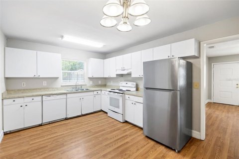 House in Tampa, Florida 4 bedrooms, 128.67 sq.m. № 2167305 - photo 13